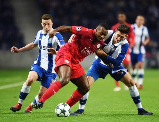 PORTO, Dec.7, 2016 -- Porto s Hector Herrera (R) vies with Leicester s Wes Morgan (C) during the UEFA Champions League Group G football match between FC Porto and Leicester City FC at Dragon stadium in Porto, Portugal, Dec. 7, 2016. Porto won 5-0. ) (SP)PORTUGAL-PORTO-UEFA CHAMPIONS LEAGUE ZhangxLiyun 