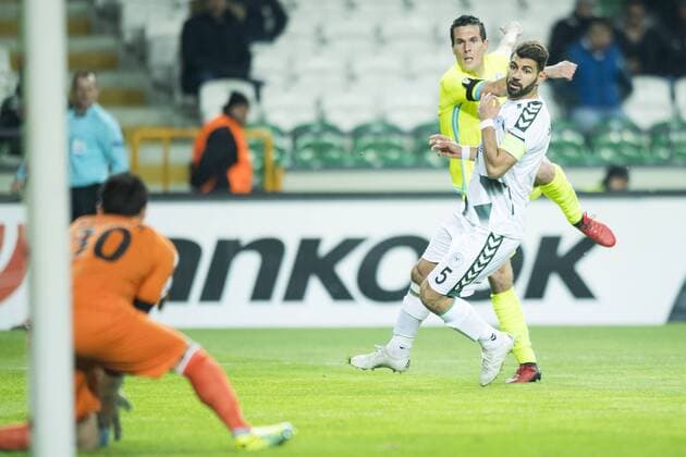 Gent s Jeremy Perbet and Konyaspor s Selim Ay fight for the ball during the sixth and last game of the group stage of the Europa League competition in the group H, between Belgian first league soccer team KAA Gent and Turkish soccer club Konyaspor in Konya, Turkey, Thursday 08 December 2016. JASPERxJACOBS  x04993641x