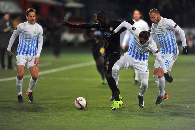 Zurich s Adrian Winter Osmanlispor s Badou Ndiaye during Osmanlispor - Zurich UEFA Europa League at Osmanli Stadium, Ankara, Dec 8th, 2016. (Hikmet Saatci - Depo Photos)  15577798
