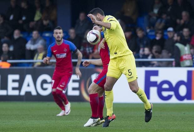 Villarreal s Argentinian defender Mateo Musacchio (R) vies for the ball with FC Steaua Bucharest s midfielder Fernando Boldrin during their Europa League s group stage match at El Madrigal Stadium, in Villarreal, eastern Spain, 08 December 2016. VILLARREAL vs. STEAUA BUCHAREST !ACHTUNG: NUR REDAKTIONELLE NUTZUNG!  20161208-636168160981522034