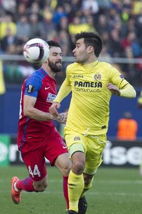 Villarreal s midfielder Manu Trigueros (R) vies for the ball with FC Steaua Bucharest s Romanian midfielder Gabril Enache during their Europa League s group stage match at El Madrigal Stadium, in Villarreal, eastern Spain, 08 December 2016. VILLARREAL vs. STEAUA BUCHAREST !ACHTUNG: NUR REDAKTIONELLE NUTZUNG!  20161208-636168161592265949