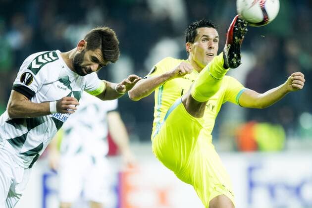 Konyaspor s Selim Ay and Gent s Jeremy Perbet fight for the ball during the sixth and last game of the group stage of the Europa League competition in the group H, between Belgian first league soccer team KAA Gent and Turkish soccer club Konyaspor in Konya, Turkey, Thursday 08 December 2016. JASPERxJACOBS  x04993683x
