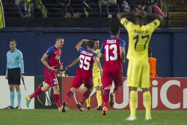 FC Esteaua Bucharest s Vlad Achim (L) celebrates after scoring the draw against Villarreal during their Europa League s group stage match at El Madrigal Stadium, in Villarreal, eastern Spain, 08 December 2016. VILLARREAL vs. STEAUA BUCHAREST !ACHTUNG: NUR REDAKTIONELLE NUTZUNG!  20161208-636168187640359066