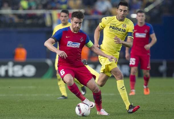 Villarreal s Bruno (R) vies for the ball with FC Steaua Bucharest s mihai Pintilii (L) during their Europa League s group stage match at El Madrigal Stadium, in Villarreal, eastern Spain, 08 December 2016. VILLARREAL vs. STEAUA BUCHAREST !ACHTUNG: NUR REDAKTIONELLE NUTZUNG!  20161208-636168189005991820