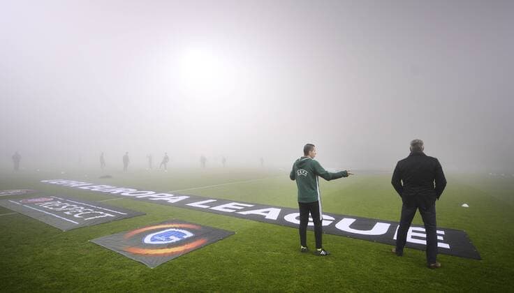 Fußball, EL, US Sassuolo Calcio - KRC Genk, Spielausfall wegen Nebels Genk s head coach Peter Maes (R) pictured before the sixth and last game of the group stage of the Europa League competition, in Group F, between Italian Club Sassuolo and Belgian first league soccer team KRC Genk in Parma, Italy, Thursday 08 December 2016. YORICKxJANSENS  x04993783x