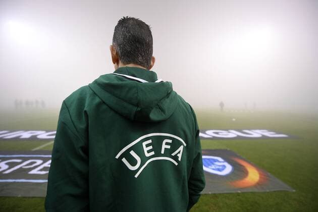 Bilder des Tages - SPORT Fußball, EL, US Sassuolo Calcio - KRC Genk, Spielausfall wegen Nebels Illustration picture shows a referee before the sixth and last game of the group stage of the Europa League competition, in Group F, between Italian Club Sassuolo and Belgian first league soccer team KRC Genk in Parma, Italy, Thursday 08 December 2016. YORICKxJANSENS  x04993784x