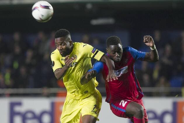 Villarreal s forward Cedric Bakambu (L) vies for the ball with FC Steaua Bucharest s defender Wilfried Moke (R) during their Europa League s group stage match held at El Madrigal Stadium, in Villarreal, eastern Spain, on 08 December 2016. VILLARREAL vs. STEAUA BUCHAREST !ACHTUNG: NUR REDAKTIONELLE NUTZUNG!  20161208-636168200864841820