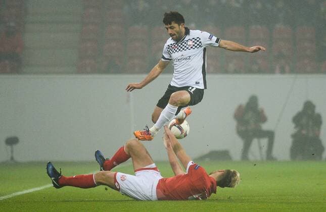 08.12.2016, xmhx, Fussball Europa League, FSV Mainz 05 - FK Qaebaelae, emspor, v.l. Asif Mammadov (FK Qäbälä) Alexander Hack (1.FSV Mainz 05) Mainz