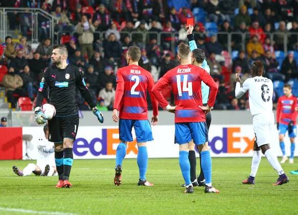 SOCCER - UEFA EL, Plzen vs A.Wien PRAGUE,CZECH REPUBLIC,08.DEC.16 - SOCCER - UEFA Europa League, group stage, FC Viktoria Plzen vs FK Austria Wien. Image shows Matus Kozacik (Pilsen), Lukas Hejda (Pilsen), referee Serhiy Boiko (UKR), Radim Reznik (Pilsen) and Olarenwaju Kayode (A.Wien). Keywords: red card. GEPAxpictures xChristianxOrt