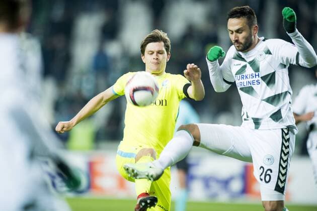 Gent s Hannes Van der Bruggen and Konyaspor s Jagos Vukovic fight for the ball during the sixth and last game of the group stage of the Europa League competition in the group H, between Belgian first league soccer team KAA Gent and Turkish soccer club Konyaspor in Konya, Turkey, Thursday 08 December 2016. JASPERxJACOBS  x04993903x