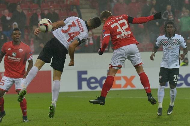 08.12.2016, xtkx, Fussball Europa League, FSV Mainz 05 - FK Qaebaelae, emspor, v.l. Urfan Abbasov (Gabala) , Pablo de Blasis (Mainz 05) zum 2:0, Mainz