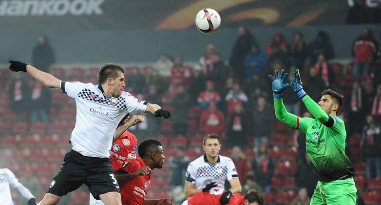 08.12.2016, xmhx, Fussball Europa League, FSV Mainz 05 - FK Qaebaelae, emspor, v.l. Vojislav Stankovic (FK Qäbälä), Jannik Huth (1.FSV Mainz 05) Mainz