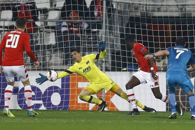 (l-r) Thom Haye of AZ Alkmaar, Sergio Rochet of AZ Alkmaar, Ridgeciano Haps of AZ Alkmaar, Giuliano of FC Zenit St. Petersburgduring the UEFA Europa League group D match between AZ Alkmaar and FC Zenit on December 08, 2016 at the AFAS stadium in Alkmaar, The Netherlands. AZ v FC Zenit UEFA Europa League 2016 2017 xVIxxIVx 6726536