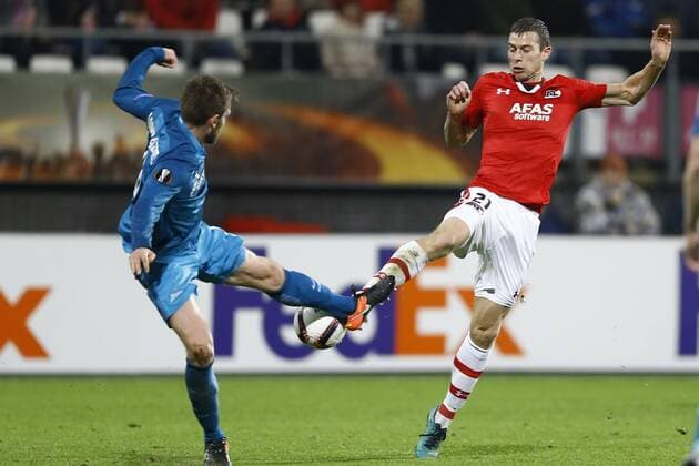 (l-r) Nicolas Lombaerts of FC Zenit St. Petersburg, Robert Muhren of AZ Alkmaarduring the UEFA Europa League group D match between AZ Alkmaar and FC Zenit on December 08, 2016 at the AFAS stadium in Alkmaar, The Netherlands. AZ v FC Zenit UEFA Europa League 2016 2017 xVIxxIVx 6726541