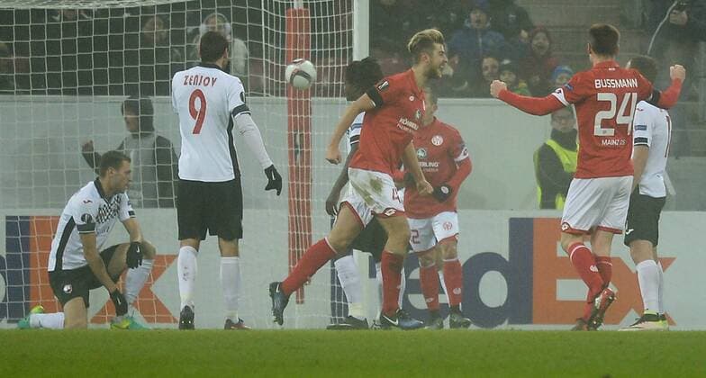 08.12.2016, xmhx, Fussball Europa League, FSV Mainz 05 - FK Qaebaelae, emspor, v.l. Alexander Hack (1.FSV Mainz 05) erzielt ein Tor, Goal scored zum 1:0, Vitali Vernydub (FK Qäbälä), Sergei Zenjov (FK Qäbälä), Alexander Hack (1.FSV Mainz 05), Gaetan Bussmann (1.FSV Mainz 05), Jubel, Freude Mainz
