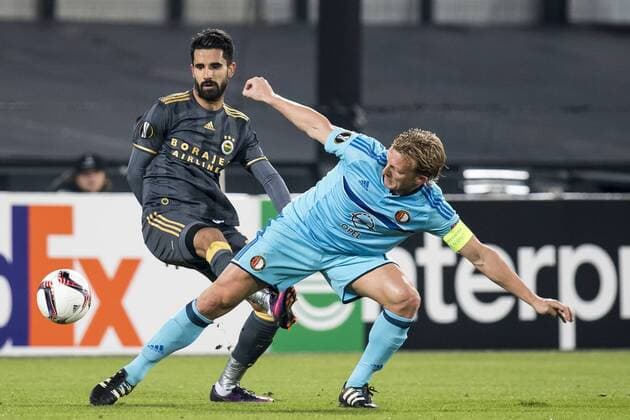 (L-R) Alper Potuk of Fenerbahce SK, Dirk Kuyt of Feyenoordduring the Europa League group A match between Feyenoord and Fenerbahce SK on December 08, 2016 at the Kuip stadium in Rotterdam, The Netherlands. Feyenoord v Fenerbahce SK UEFA Europa League 2016 2017 xVIxGerritxvanxKeulenxIVx 6726634