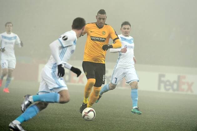 08.12.2016 Bern Stade de Suisse Fussball Herren Saison 2016 2017 Europa League BSC Young Boys - Astana Bild zeigt Guillaume Hoarau (YB) gegen zwei (Astana) Spieler Aktion Dreikampf im Nebel 