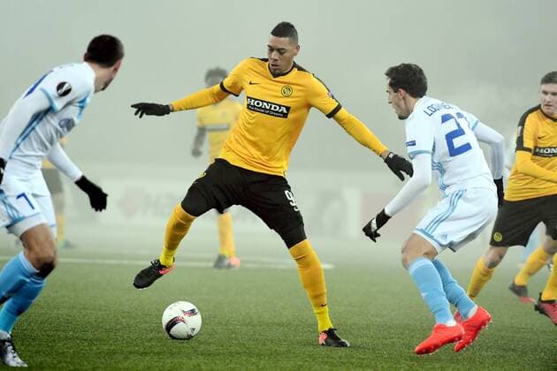 08.12.2016 Bern Stade de Suisse Fussball Herren Saison 2016 2017 Europa League BSC Young Boys - Astana Bild zeigt Guillaume Hoarau (YB) gegen zwei (Astana) Spieler Aktion Dreikampf im Nebel 