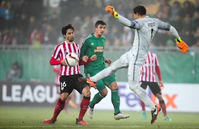 SOCCER - UEFA EL, Rapid vs Bilbao VIENNA,AUSTRIA,08.DEC.16 - SOCCER - UEFA Europa League, group stage, SK Rapid Wien vs Athletic Club Bilbao. Image shows Xabier Etxeita (Bilbao), Matej Jelic (Rapid) and Gorka Iraizoz (Bilbao). GEPAxpictures xPatrickxLeuk