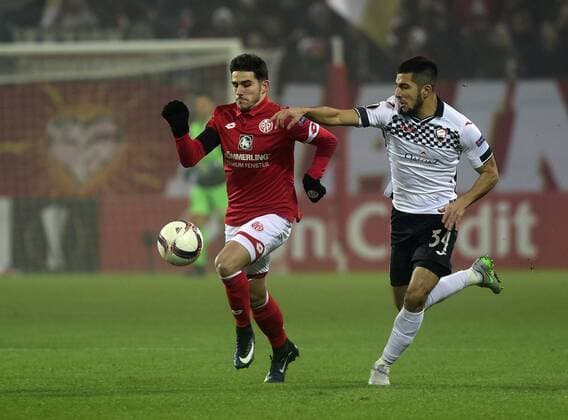 Deutschland - - Fussball - 8.12.2016 Europa League 1. Runde 1. FSV Mainz 05 (mz) - FK Qaebaelae (q) Jairo SAMPERIO (1. FSV Mainz 05), li - Urfan ABBASOV (QÄ) Fussball-Europa-League 1. FSV Mainz 05