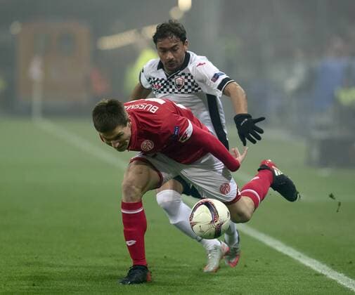 Deutschland - - Fussball - 8.12.2016 Europa League 1. Runde 1. FSV Mainz 05 (mz) - FK Qaebaelae (q) Gaetan BUSSMANN (1. FSV Mainz 05), vorne, - Rashad SADYGOV (QÄ) Fussball-Europa-League 1. FSV Mainz 05