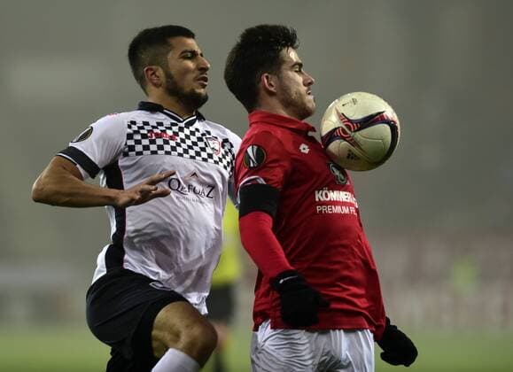 Deutschland - - Fussball - 8.12.2016 Europa League 1. Runde 1. FSV Mainz 05 (mz) - FK Qaebaelae (q) Jairo SAMPERIO (1. FSV Mainz 05), re - Filip OZOBIC (QÄ) Fussball-Europa-League 1. FSV Mainz 05