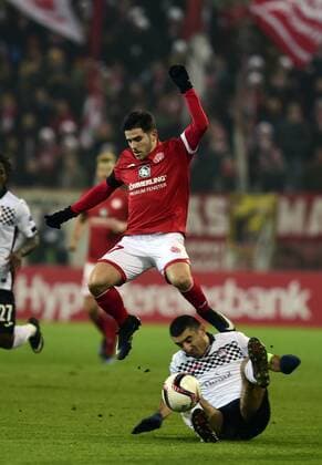 Deutschland - - Fussball - 8.12.2016 Europa League 1. Runde 1. FSV Mainz 05 (mz) - FK Qaebaelae (q) Jairo SAMPERIO (1. FSV Mainz 05), oben - Urfan ABBASOV (QÄ) Fussball-Europa-League 1. FSV Mainz 05