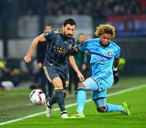 UEFA Europa League Group A day 6 match between Feyenoord and Fenerbahce at De Kuip Stadium in Rotterdam , Netherlands , December 08 , 2016. Pictured: Sener Ozbayrakli (L) of Fenerbahce and Tonny Vilhena of Feyenoord. 
