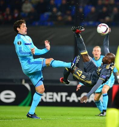 Bilder des Tages - SPORT UEFA Europa League Group A day 6 match between Feyenoord and Fenerbahce at De Kuip Stadium in Rotterdam , Netherlands , December 08 , 2016. Pictured: Moussa Sow of Fenerbahce and Eric Botteghin of Feyenoord. 