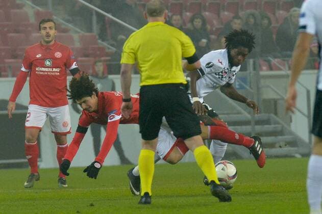 08.12.2016, xtkx, Fussball Europa League, FSV Mainz 05 - FK Qaebaelae, emspor, v.l. Andre Ramalho (Mainz 05) , Theo Weeks (Gabala) , Mainz