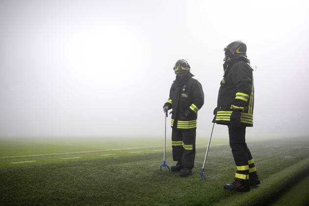 Fußball, EL, US Sassuolo Calcio - KRC Genk, Spielausfall wegen Nebels Illustration picture shows firefighters before the sixth and last game of the group stage of the Europa League competition, in Group F, between Italian Club Sassuolo and Belgian first league soccer team KRC Genk in Parma, Italy, Thursday 08 December 2016. YORICKxJANSENS  x04993967x