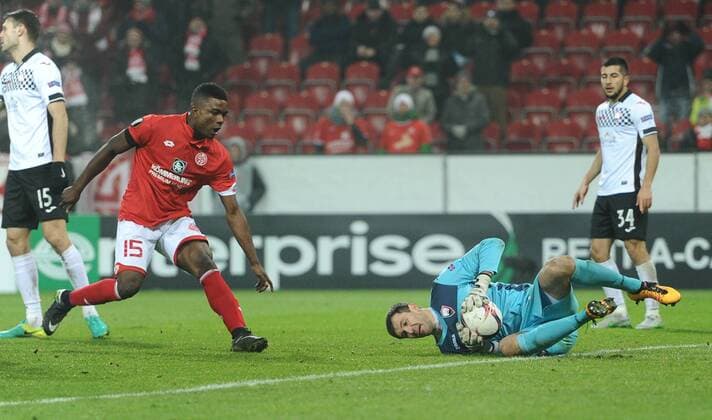 08.12.2016, xmhx, Fussball Europa League, FSV Mainz 05 - FK Qaebaelae, emspor, v.l. Jhon Cordoba (1.FSV Mainz 05) Dmytro Bezotosny (FK Qäbälä) Mainz