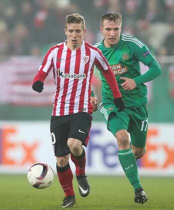 SOCCER - UEFA EL, Rapid vs Bilbao VIENNA,AUSTRIA,08.DEC.16 - SOCCER - UEFA Europa League, group stage, SK Rapid Wien vs Athletic Club Bilbao. Image shows Iker Muniain (Bilbao) and Christopher Dibon (Rapid). GEPAxpictures xPatrickxLeuk