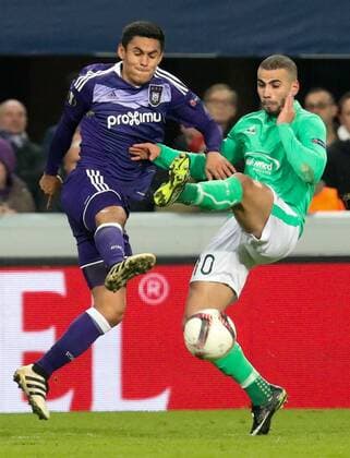 Anderlecht s Andy Najar and Saint-Etienne s Oussama Tannane fight for the ball during the sixth and last game in the group stage (group C) of the UEFA Europa League competition between Belgian soccer club RSC Anderlecht and French club AS Saint-Etienne, in Brussels, Thursday 08 December 2016. Anderlecht is already qualified for the next stage. VIRGINIExLEFOUR  x04994097x