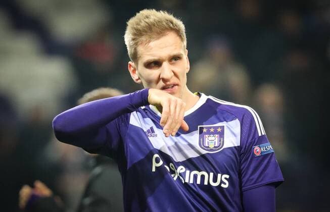 Anderlecht s Lukasz Teodorczyk looks dejected after the sixth and last game in the group stage (group C) of the UEFA Europa League competition between Belgian soccer club RSC Anderlecht and French club AS Saint-Etienne, in Brussels, Thursday 08 December 2016. Anderlecht is already qualified for the next stage. VIRGINIExLEFOUR  x04994109x