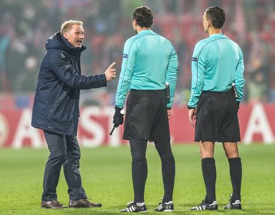 Bilder des Tages - SPORT SOCCER - UEFA EL, Plzen vs A.Wien PRAGUE,CZECH REPUBLIC,08.DEC.16 - SOCCER - UEFA Europa League, group stage, FC Viktoria Plzen vs FK Austria Wien. Image shows head coach Thorsten Fink (A.Wien). and the referees. GEPAxpictures xChristianxOrt