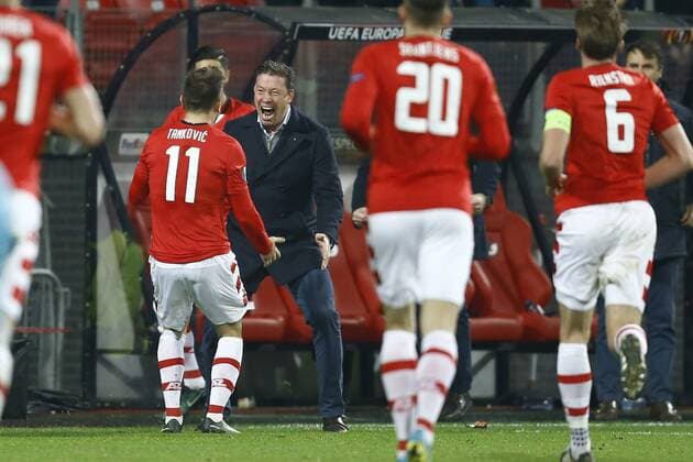 (l-r) Muamer Tankovic of AZ Alkmaar scored, Assistant coach Leeroy Echteld of AZ Alkmaarduring the UEFA Europa League group D match between AZ Alkmaar and FC Zenit on December 08, 2016 at the AFAS stadium in Alkmaar, The Netherlands. AZ v FC Zenit UEFA Europa League 2016 2017 xVIxxIVx 6727313