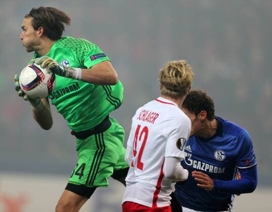 SOCCER - UEFA EL, RBS vs Schalke SALZBURG,AUSTRIA,08.DEC.16 - SOCCER - UEFA Europa League, group stage, Red Bull Salzburg vs FC Schalke 04. Image shows Fabian Giefer (Schalke), Xaver Schlager (RBS) and Benjamin Stambouli (Schalke). GEPAxpictures xThomasxBachun