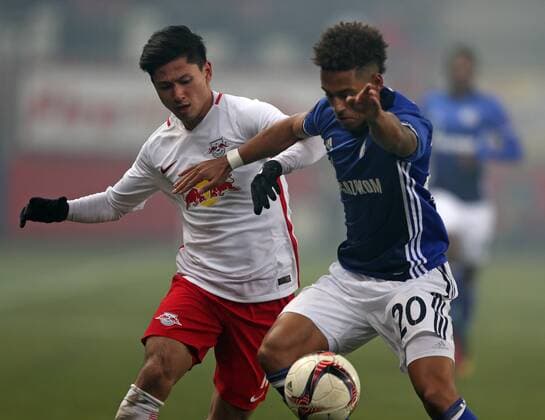 SOCCER - UEFA EL, RBS vs Schalke SALZBURG,AUSTRIA,08.DEC.16 - SOCCER - UEFA Europa League, group stage, Red Bull Salzburg vs FC Schalke 04. Image shows Takumi Minamino (RBS) and Thilo Kehrer (Schalke). GEPAxpictures xThomasxBachun