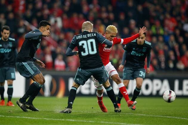 Ajax s Donny van de Beek and Standard s Junior Edmilson fight for the ball during the sixth and last game of the group stage (group G) of the Europa League competition between Belgian soccer team Standard de Liege and Dutch club Ajax Amsterdam in Liege, Thursday 08 December 2016. BRUNOxFAHY  x04994175x