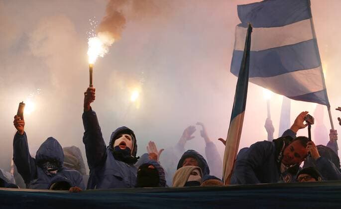 Bilder des Tages - SPORT SOCCER - UEFA EL, RBS vs Schalke SALZBURG,AUSTRIA,08.DEC.16 - SOCCER - UEFA Europa League, group stage, Red Bull Salzburg vs FC Schalke 04. Image shows fans of FC Schalke 04. Keywords: bengal firework. GEPAxpictures xThomasxBachun
