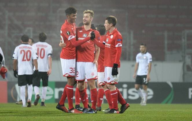 08.12.2016, xmhx, Fussball Europa League, FSV Mainz 05 - FK Qaebaelae, emspor, v.l. Gerrit Holtmann (1.FSV Mainz 05), Alexander Hack (1.FSV Mainz 05), Gaetan Bussmann (1.FSV Mainz 05), Freude, Jubel Mainz