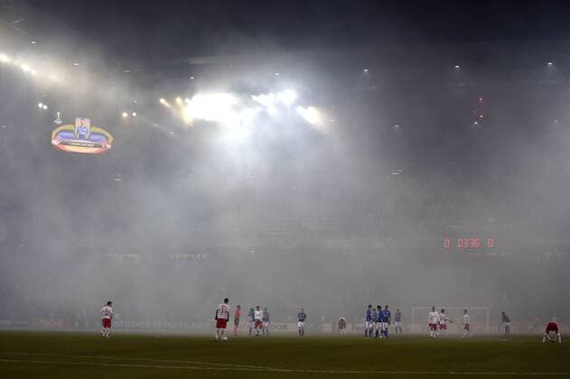 08.12.2016, Fussball Europa-League 2016 2017, Gruppenphase 6.Spieltag, RB Salzburg - FC Schalke 04, EM Stadion Salzburg. Nach dem Abbrennen von Pyrotechnik in der Schalker Fankurve liegt das halbe Spielfeld in einer Rauchwolke. 