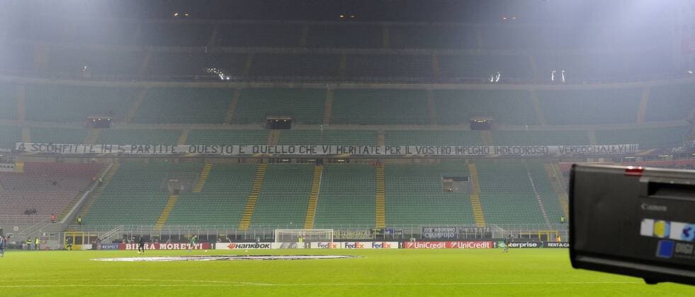 Plakat Fanplakat Transparent di contestazione tifosi Fans Inter, Curva Nord vuota. Supporters Empy stands for a strike of Inter Supporters Europa League 2016 2017 Inter Mailand - Sparta Prag giuseppexceleste