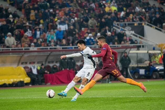 UEFA Europa League 2016-2017, Group E game between FC Astra Giurgiu (ROU) and AS Roma (ITA) December 2016 December 8, 2016: Takayuki Seto 8 of FC Astra Giurgiu and Emerson Palmieri 33 of AS Roma during the UEFA Europa League 2016-2017, Group E game between FC Astra Giurgiu (ROU) and AS Roma (ITA) at National Arena, Bucharest, Romania ROU. Foto: