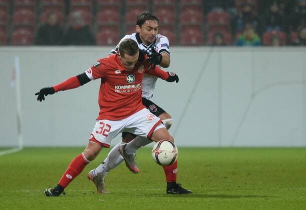 08.12.2016, xmhx, Fussball Europa League, FSV Mainz 05 - FK Qaebaelae, emspor, v.l. Pablo de Blasis (1.FSV Mainz 05), Ricardinho (FK Qäbälä) Mainz