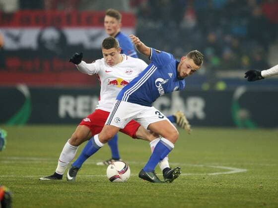 08.12.2016, Fussball UEFA Europa League, 2016 17, 6. Spieltag, FC Salzburg - FC Schalke 04, Donis Avdijaj (Schalke 04), re., gegen Josip Radosevic (RB Salzburg)