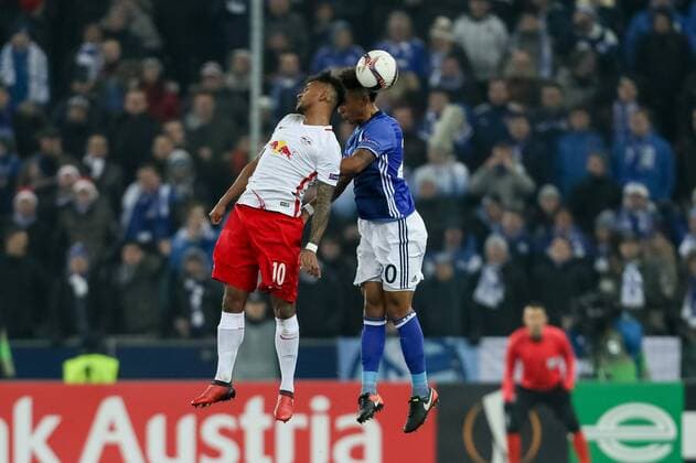 Salzburg, Austria 08.12.2016, UEFA Europa League - 2016 17 Season, Gruppenphase, Matchday 6 - FC Salzburg - FC Schalke 04, Valentino Lazaro (FCS) und Thilo Kehrer (S04) im Zweikampf ( DeFodi048
