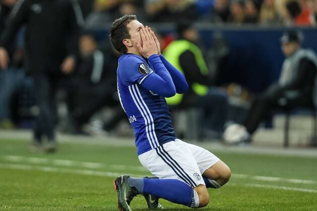 Salzburg, Austria 08.12.2016, UEFA Europa League - 2016 17 Season, Gruppenphase, Matchday 6 - FC Salzburg - FC Schalke 04, Yevhen Konoplyanka (S04) haelt sich das Gesicht ( DeFodi048
