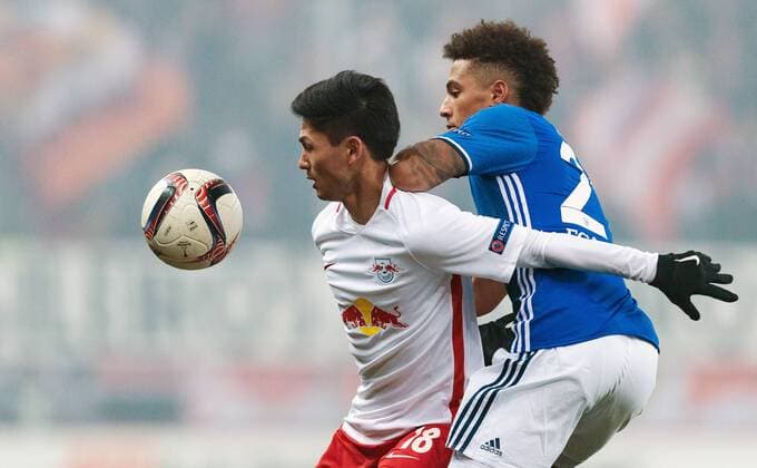 08.12.2016, Red Bull Arena, Salzburg, AUT, UEFA EL, FC Red Bull Salzburg vs Schalke 04, Gruppe I, im Bild Takumi Minamino (FC Red Bull Salzburg), Thilo Kehrer (FC Schalke 04) during the UEFA Europa League group I match between FC Red Bull Salzburg and Schalke 04 at the Red Bull Arena in Salzburg, Austria on 2016 12 08. Salzburg  EX_JFK  